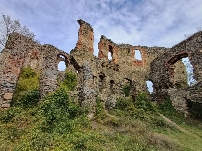 Költségvetési megszorítások „ostromolják” a solymosi várat, nincs pénz a műemlék felújítására