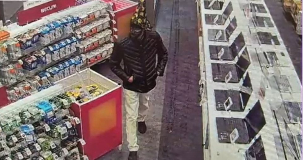 Halloweeni jelmez „leple alatt” tört be a boltba és lopott egy férfi Temes megyében