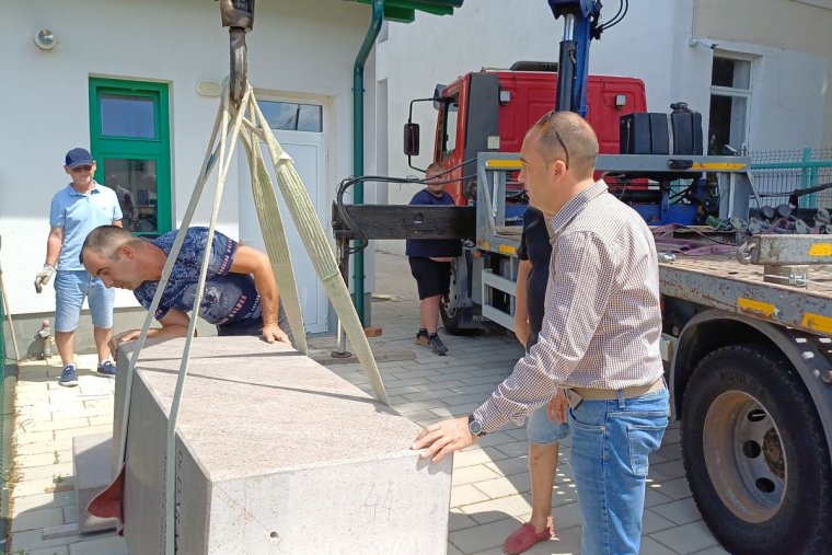 A megyei kórház udvarán kap helyet a „szegények orvosa”, Darányi János aradi mellszobra