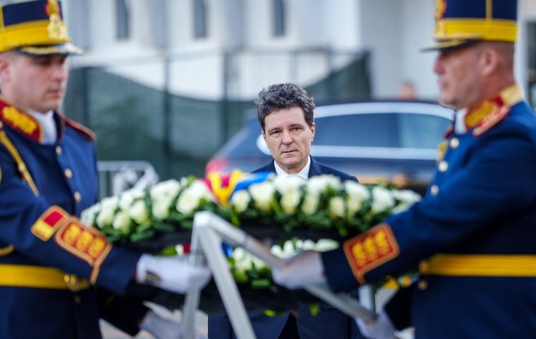 A Colectiv-tűzvész áldozatainak emlékművénél koszorúzott Nicușor Dan a tragédia tizedik évfordulóján