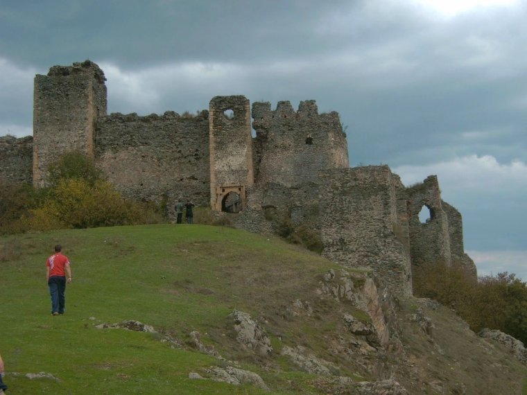 Az idő vasfoga „ostromolja” a solymosi várat, semmit sem tettek a középkori erődítmény megmentéséért