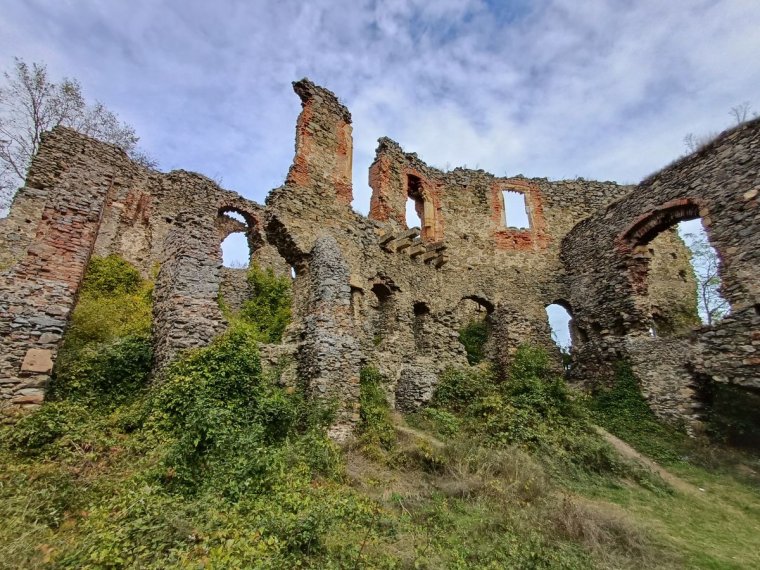 Költségvetési megszorítások „ostromolják” a solymosi várat, nincs pénz a műemlék felújítására