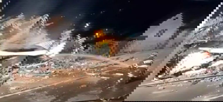 Felrobbant egy lakóház Désen, a romok alatt egy férfi holttestét találták meg a tűzoltók