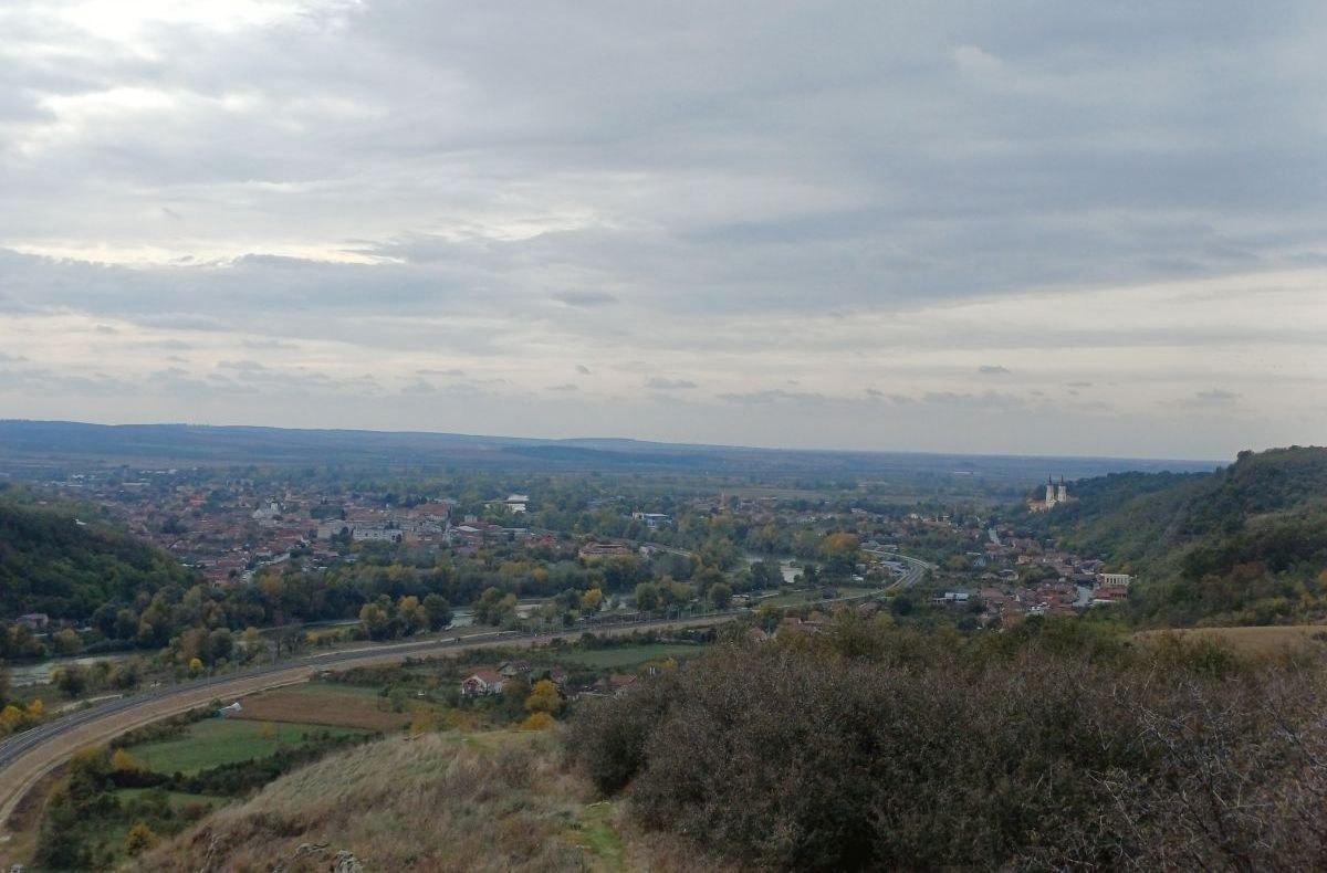 Itt lép ki a Maros a hegyek közül az alföldre. Kilátás a várból Máriaradnára és Lippára •  Fotó: Pataky Lehel Zsolt
