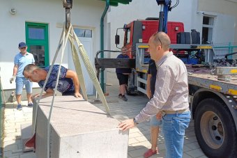 A megyei kórház udvarán kap helyet a „szegények orvosa”, Darányi János aradi mellszobra