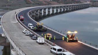 „Akár turisztikai célponttá is válhat”: aszfaltozzák az észak-erdélyi autópálya egyik leglátványosabb részét