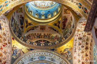 Felszentelték Bukarestben a világ legnagyobb ortodox templomának szentképeit