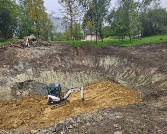Betonalapra helyezett vízzáró agyaggal töltik fel a rónaszéki bányaomlás kráterét