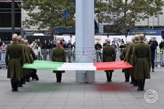 Felvonták a nemzeti lobogót az 1956-os forradalom és szabadságharc évfordulóján a Kossuth téren