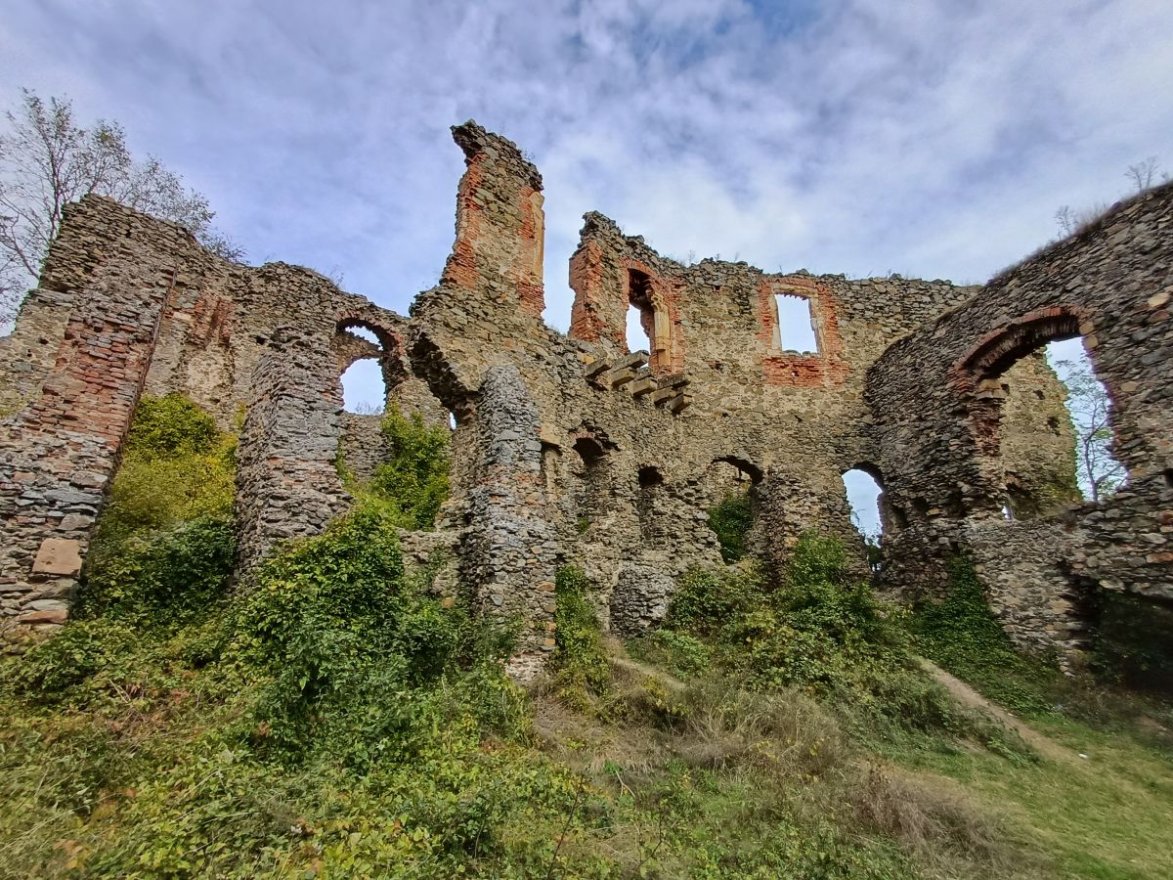 Költségvetési megszorítások „ostromolják” a solymosi várat, nincs pénz a műemlék felújítására