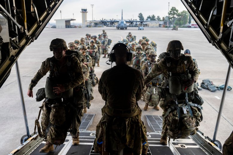 A védelmi miniszter szerint nincs információ arról, hogy az amerikai katonák kivonulnának Romániából