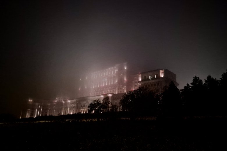 Az ukrán zászló színeivel világítják meg a román parlamentet a háború kitörésének évfordulóján