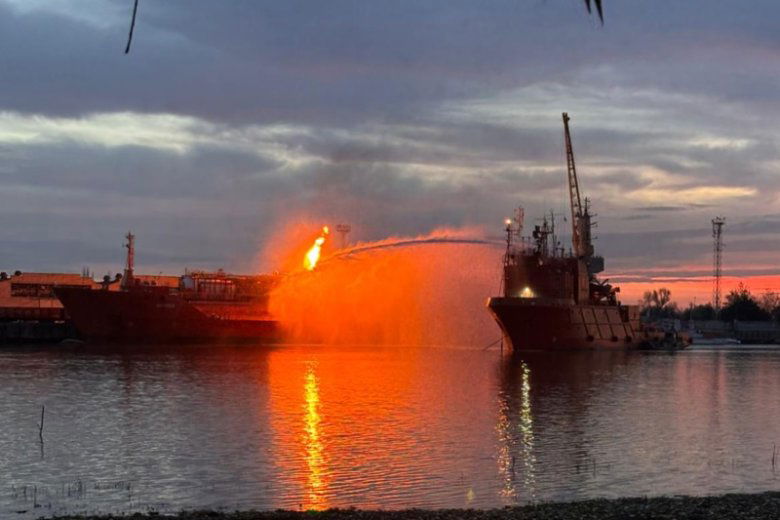 Oltják a kigyulladt tartályhajót, visszatérhetnek otthonaikba az egyik Tulcea megyei falu lakói