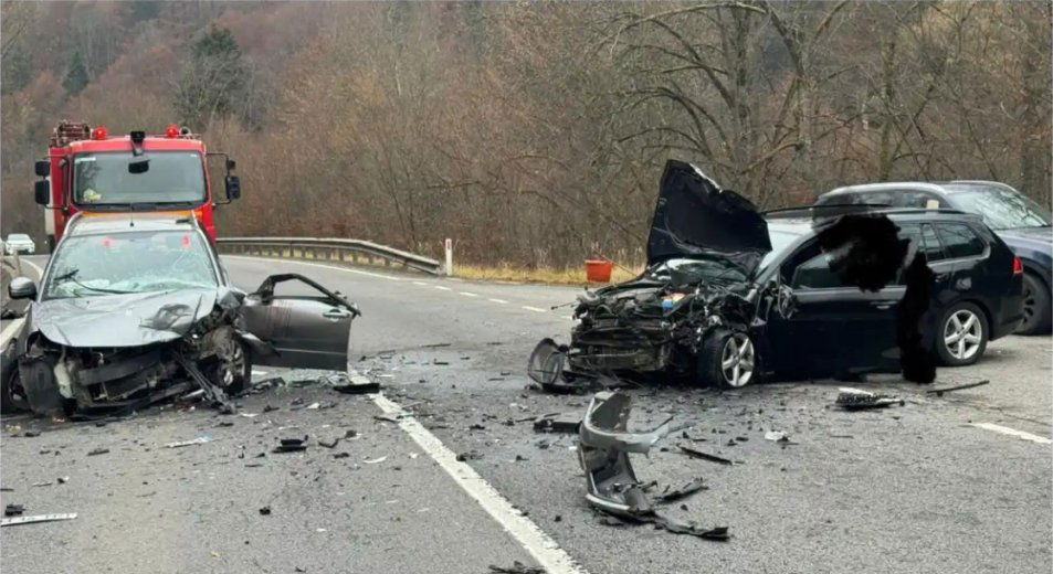 Hat sérült, köztük egy eszméletlen gyermek a Felső-Maros völgyi frontális ütközésben