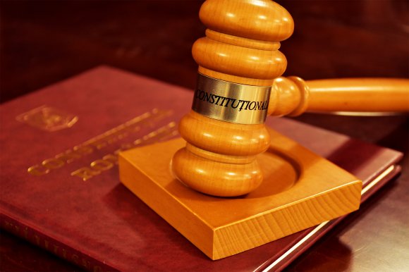 VÉGRE: alkotmányos a bírák és ügyészek nyugdíjtörvénye – hírek szerdán