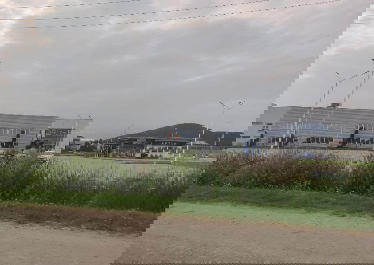 Sokkolta a helybelieket a borosjenői gyárbezárás, teljes családok maradnak állás nélkül