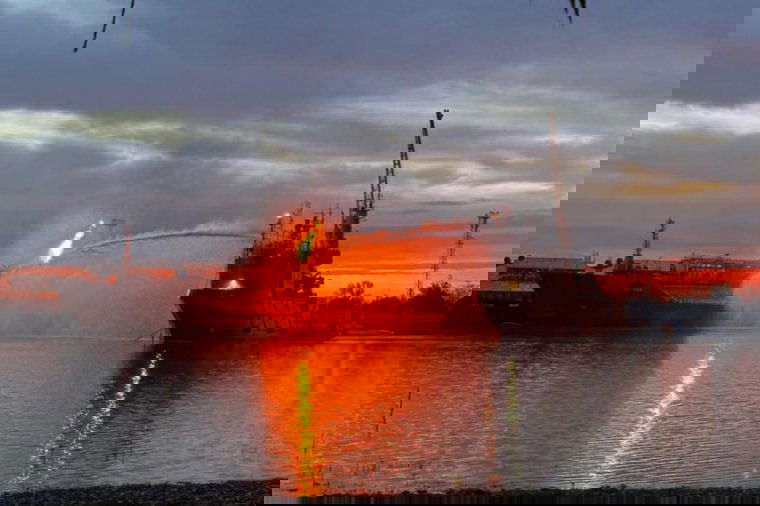 Oltják a kigyulladt tartályhajót, visszatérhetnek otthonaikba az egyik Tulcea megyei falu lakói