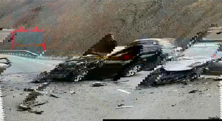 Hat sérült, köztük egy eszméletlen gyermek a Felső-Maros völgyi frontális ütközésben