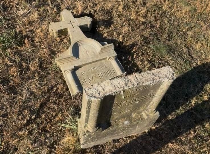 Mindenszentek és halottak napja előtt gyalázták meg a katolikus temető sírjait vandál fiatalok