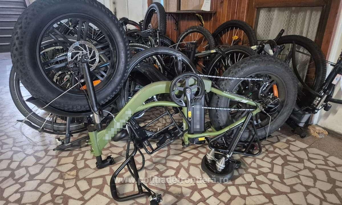 Értékes mechanikus és elektromos kerékpárok is voltak a szállítmányban •  Fotó: politiadefrontiera.ro