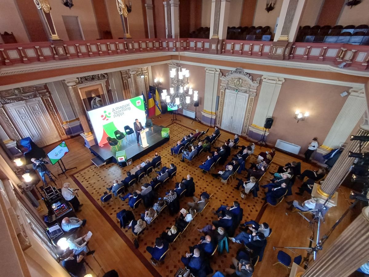 Az aradi városháza díszterme adott otthont a konferenciának •  Fotó: Pataky Lehel Zsolt