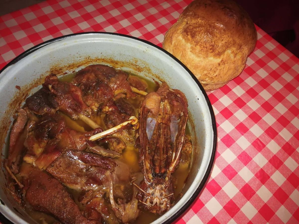 Libasült Szalainé módra, kisiratosi szalmatüzelésű kemencében sült kenyérrel •  Fotó: Szalai Karolina személyes archívuma