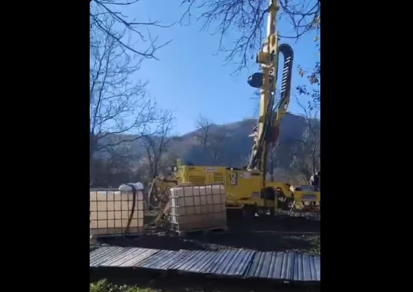 Száz méter mélyre fúrnak le, és a különböző talajrétegekből mintákat vesznek •  Fotó: Facebook/Képernyőmentés Florian Sălăjeanu prefektus videójából