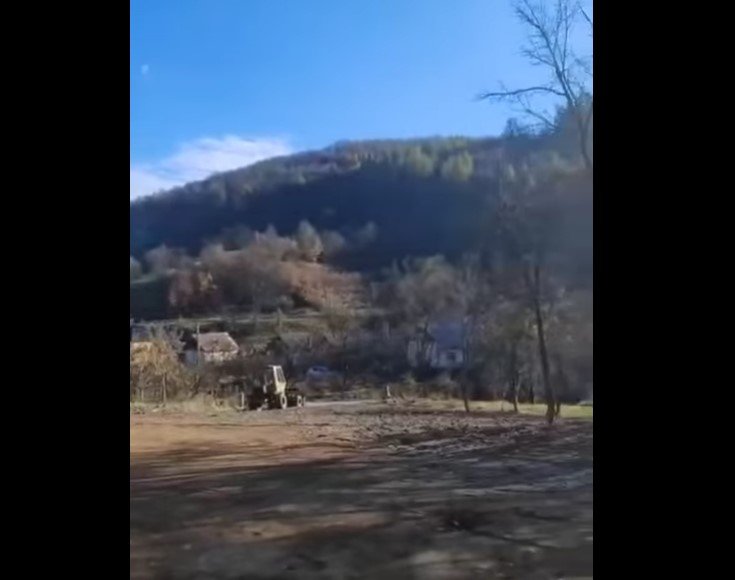 Feltöltötték a gödröt •  Fotó: Facebook/Képernyőmentés Florian Sălăjeanu prefektus videójából