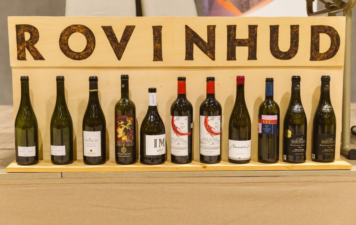 Idén több mint húsz pincészet 250 féle bort vonultat fel •  Fotó: Facebook/Rovinhud