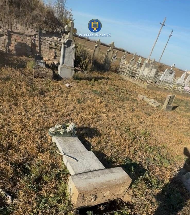 Összesen nyolc sírt rongáltak meg •  Fotó: Arad Megyei Rendőr-főkapitányság
