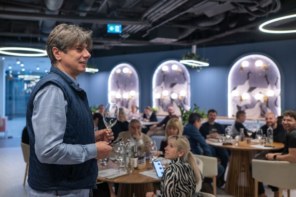 Eddig mintegy 600 ezer eurónyi támogatást gyűjtött boros rendezvények megszervezésével a fogyatékosok számára •  Fotó: Facebook/Rovinhud