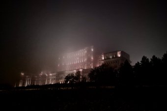 Az ukrán zászló színeivel világítják meg a román parlamentet a háború kitörésének évfordulóján