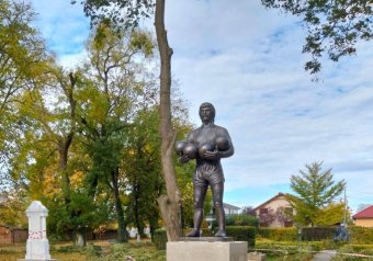 Szoborállítással tiszteleg szülőfaluja Helmut Duckadam emléke előtt, halálának első évfordulóján