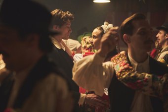 Óriási élmény volt a kalotaszegieknek a róluk (is) forgatott Magyar menyegző kolozsvári ősbemutatója