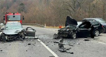 Hat sérült, köztük egy eszméletlen gyermek a Felső-Maros völgyi frontális ütközésben