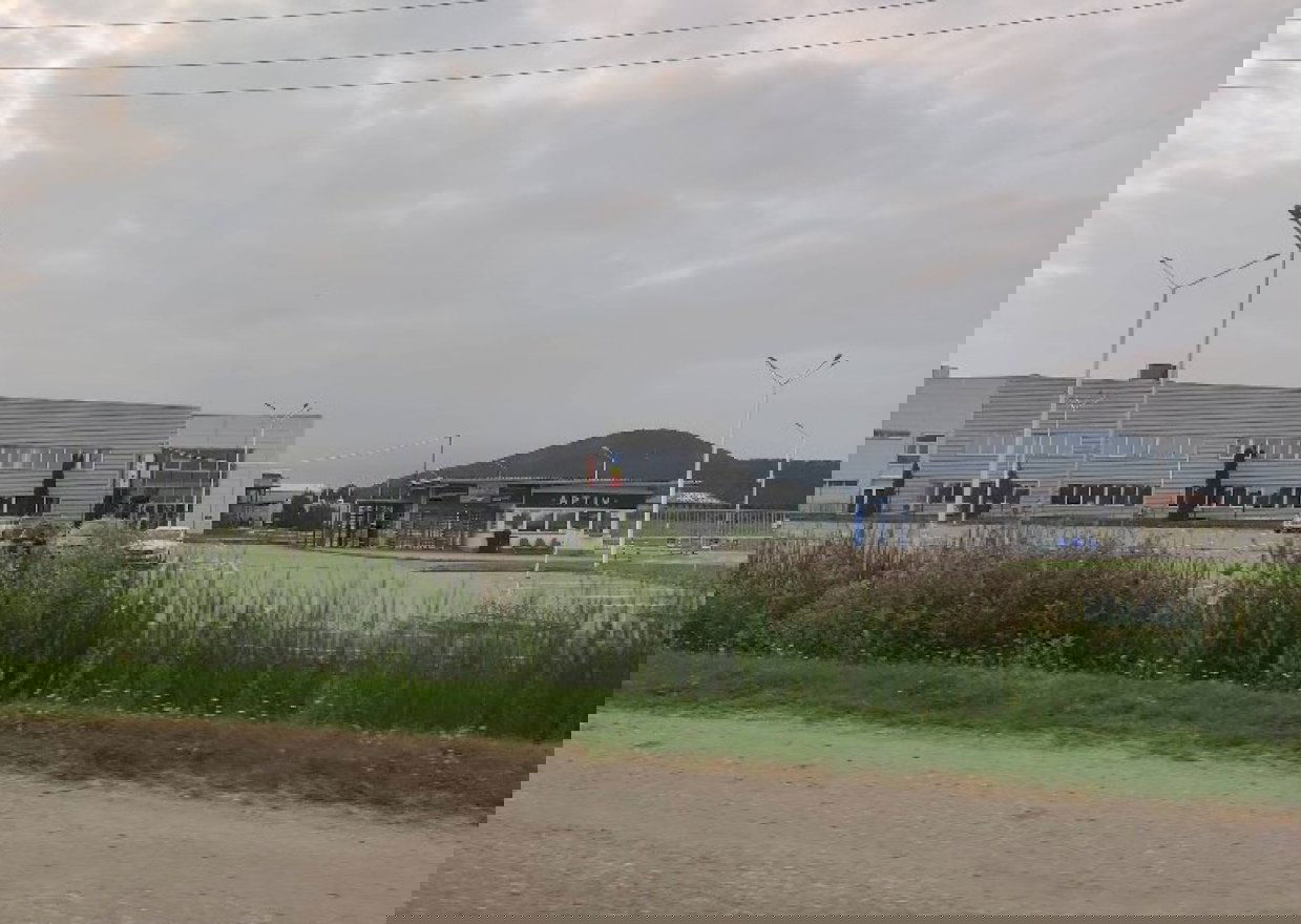 Sokkolta a helybelieket a borosjenői gyárbezárás, teljes családok maradnak állás nélkül