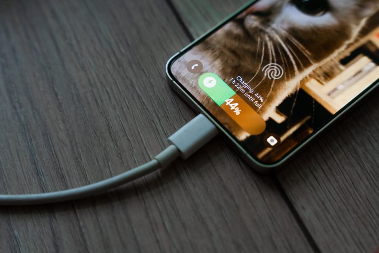 Kiderült, mely telefontársaságokkal a legelégedetlenebbek a romániai előfizetők