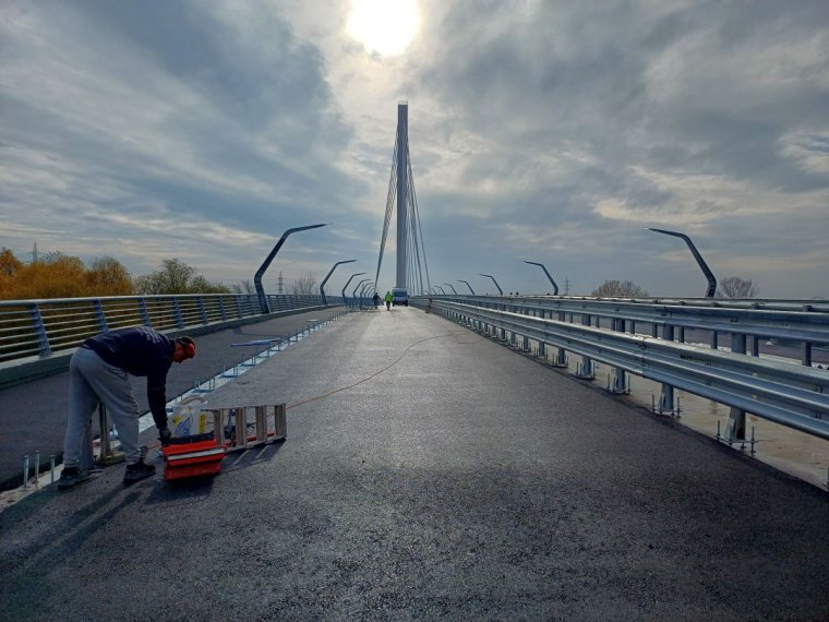 Elúszhat 13,5 millió euró, ha év végéig nem adják használatba a félresikerült ferdekábeles hidat