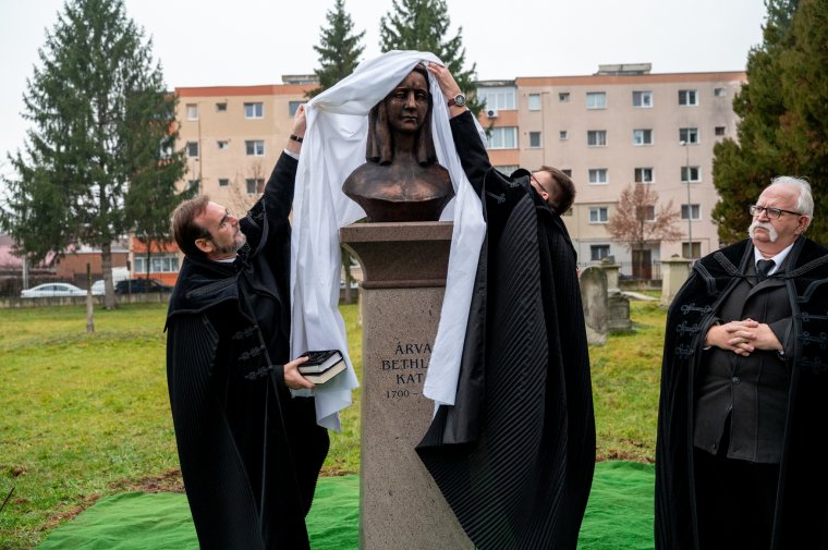 Árva Bethlen Kata-szobrot avattak Fogarason a dél-erdélyi város első magyar vonatkozású emlékműveként