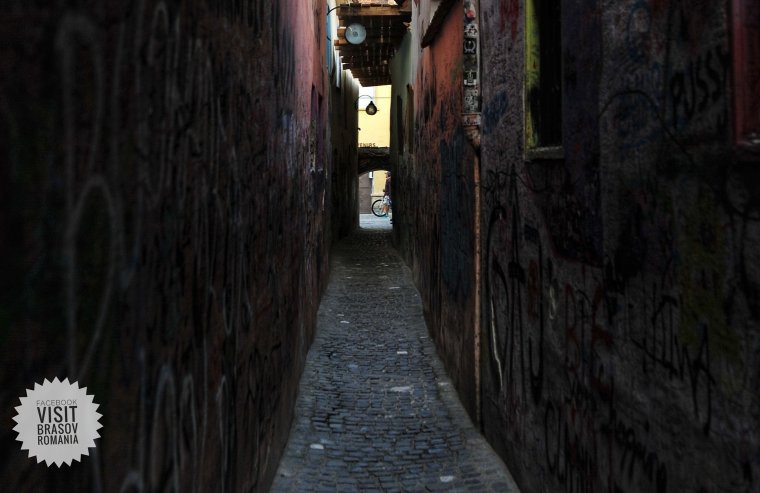 Lezárják Brassó egyik turistalátványosságát – Veszélyessé vált, sürgős munkálatokra szorul a Zsinór utca