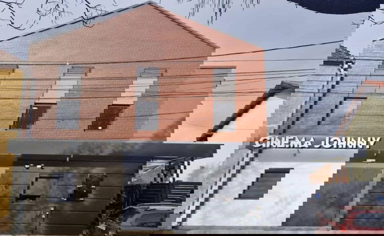 Az úszó- és filmcsillag Johnny Weissmullerről elnevezett mozi kezdte meg működését Temesváron