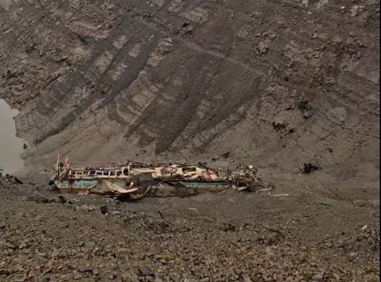 Román Titanic: 25 éve eltűnt turistahajó roncsa került elő a Vidraru-tóból