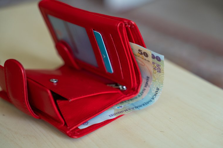 Több mint 11 ezer személy kapott busás összegű különnyugdíjat