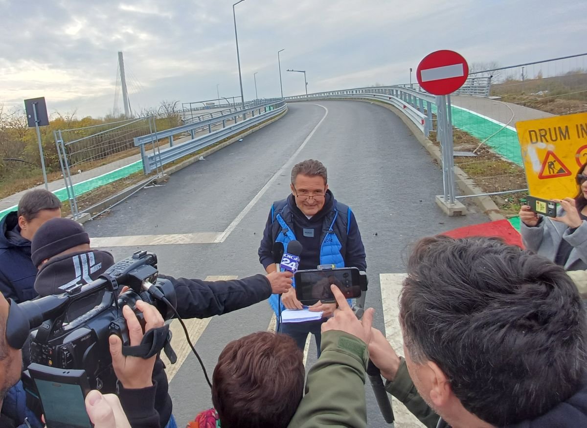 Călin Bibarț aradi polgármester a híd lábánál tartott sajtótájékoztatón ismertette álláspontját •  Fotó: Pataky Lehel Zsolt