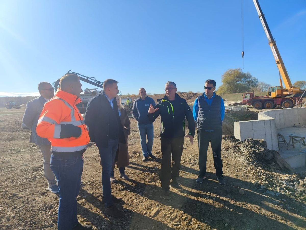Pásztor Sándor (jobbról a második) vízügyi igazgató a terepen mutatta be, hogyan állnak a munkálatokkal •  Fotó: Facebook/Körösök Vízügyi Igazgatósága