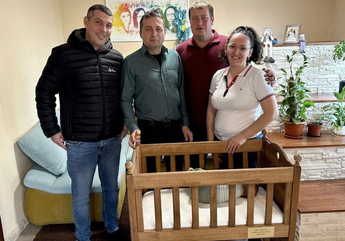 Közös kép a boldog szülőkkel és vándorbölcsőt „birtokba vevő” új bölcsőlakóval •  Fotó: Facebook/Pro Agricultura