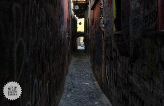 Lezárják Brassó egyik turistalátványosságát – Veszélyessé vált, sürgős munkálatokra szorul a Zsinór utca