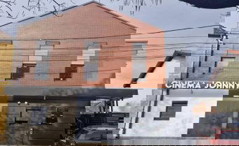 Az úszó- és filmcsillag Johnny Weissmullerről elnevezett mozi kezdte meg működését Temesváron