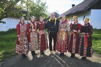 „Nagy az adósságunk az Erdélyről szóló filmek terén”. Káel Csaba rendező Kalotaszegről, a Magyar menyegzőről (INTERJÚ)