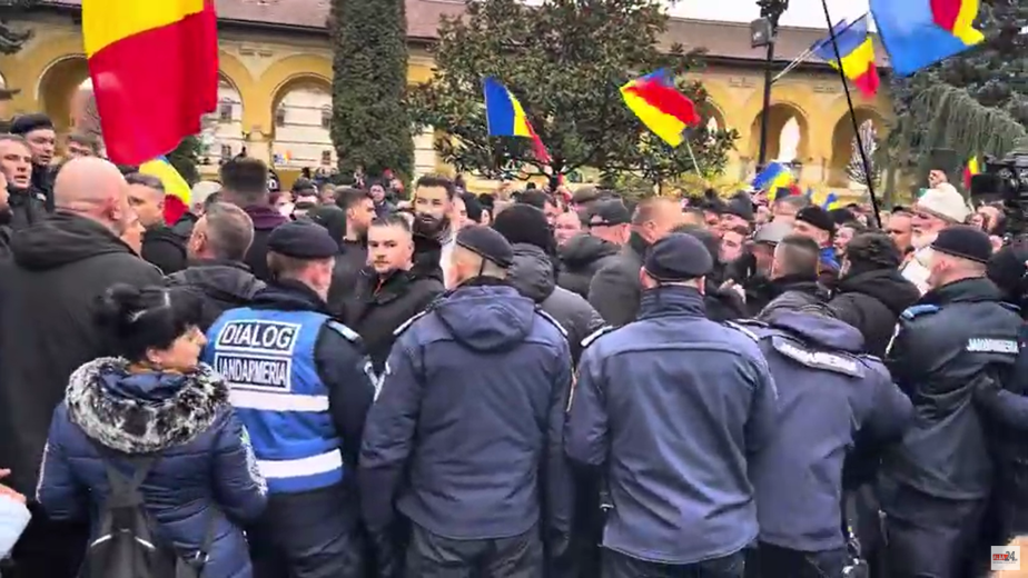 Erőszakkal hatoltak be Georgescu hívei a gyulafehérvári székesegyházba – videóval